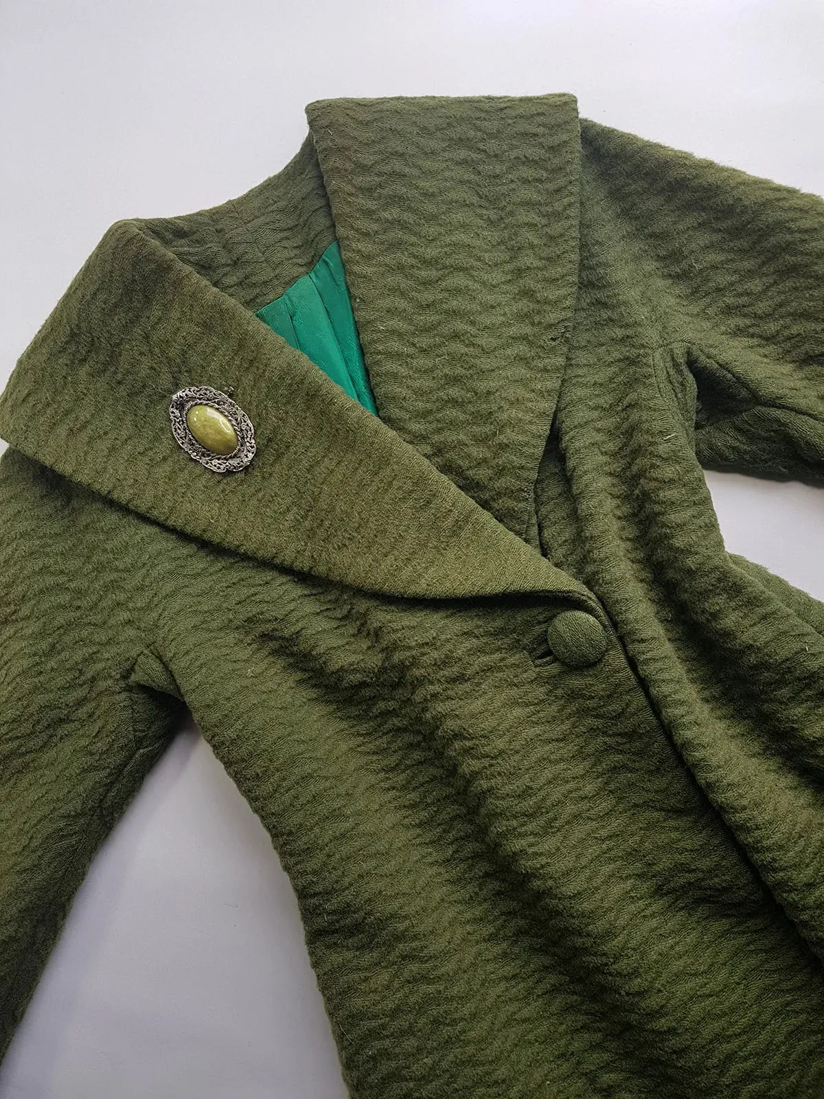 1950s Vintage Wool Hourglass Coat in Incredible Olive Green & Ornate Lapel Brooch - Knee Length - Immaculate Tailoring - Emerald Green Lining