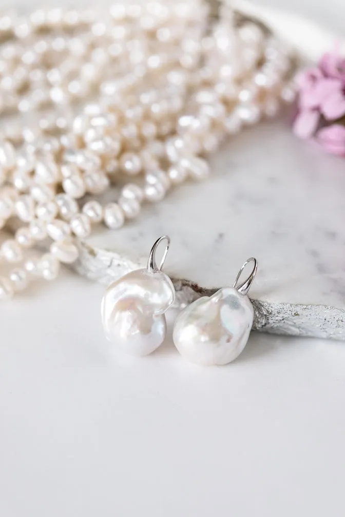 306-01-S | WILD PEARL DROP EARRING (WHITE ON SILVER)