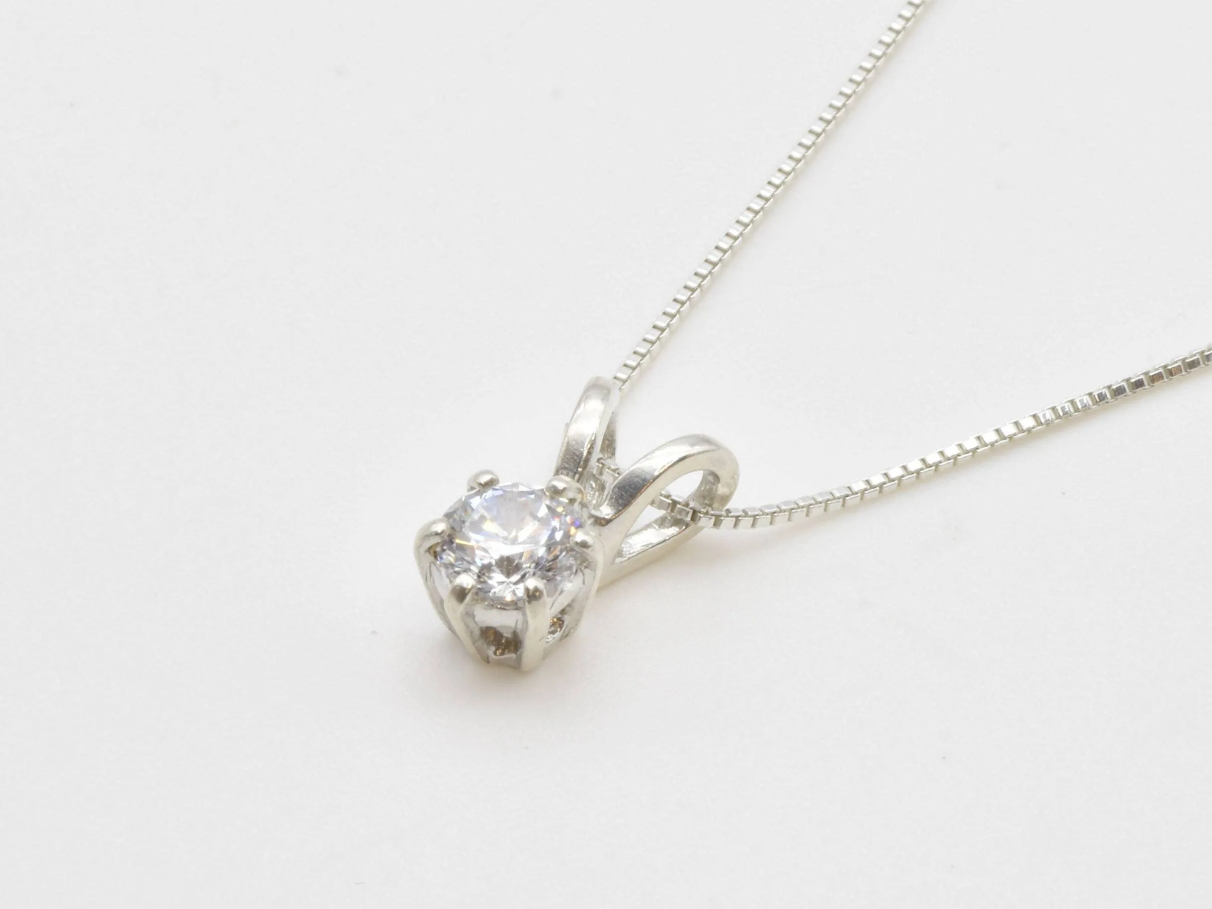 Dainty Diamond Pendant - Sparkly Round Necklace - Classic Diamond Necklace