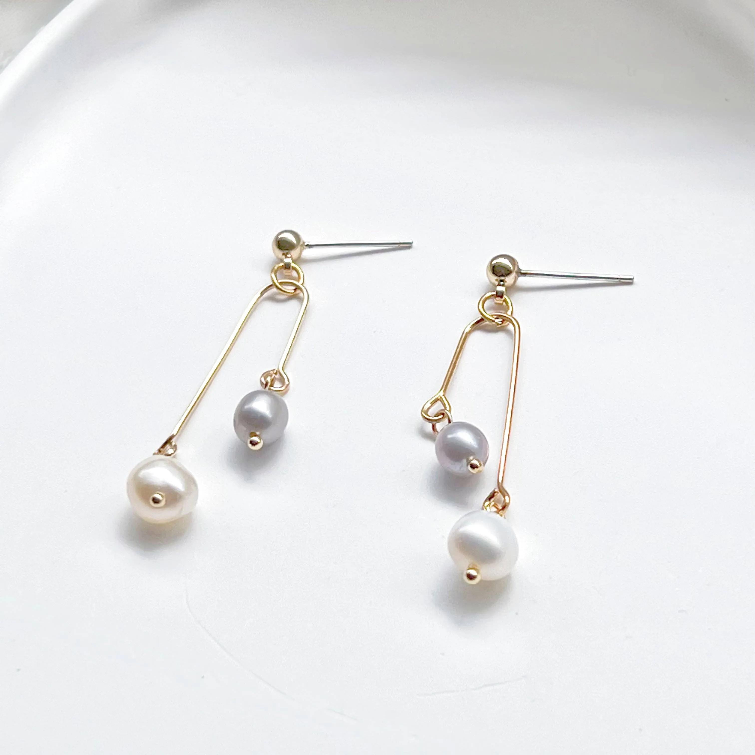 Ninaouity Grey Pearl Drop Earrings