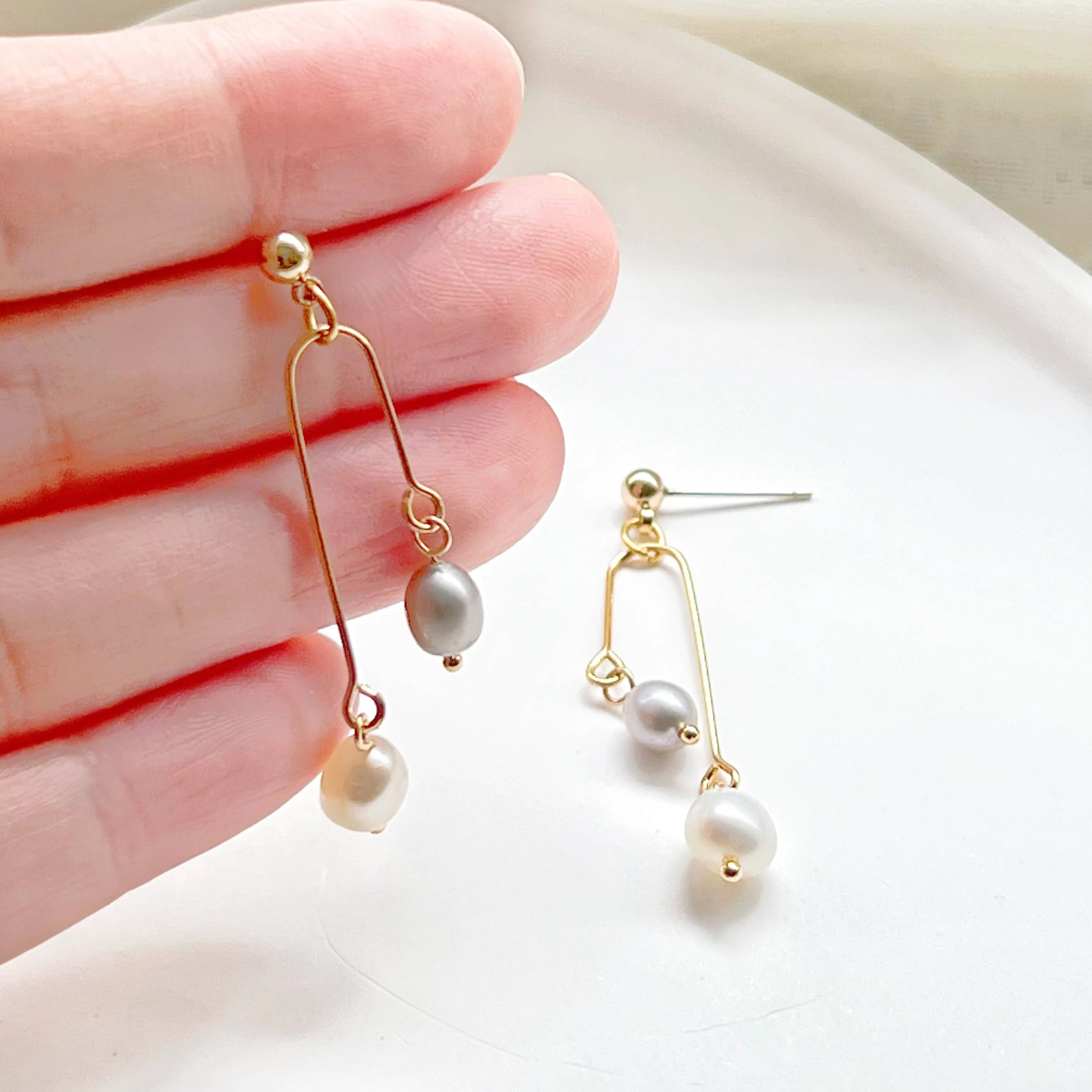 Ninaouity Grey Pearl Drop Earrings