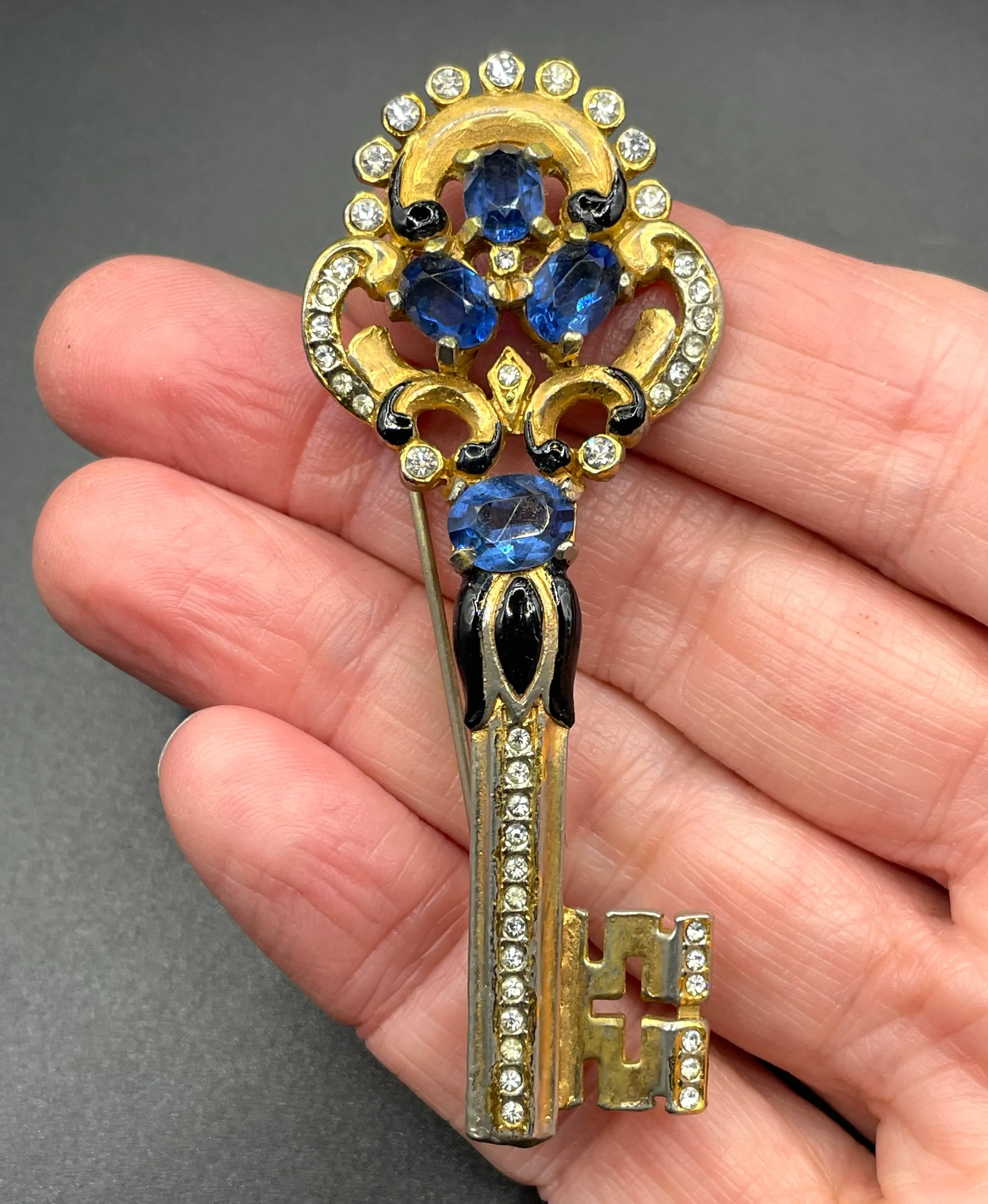 Rare vintage Trifari key brooch (unsigned), 1949 patent of an Alfred Philippe design