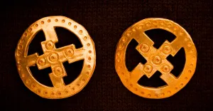 Round brooch set with openwork - X-69