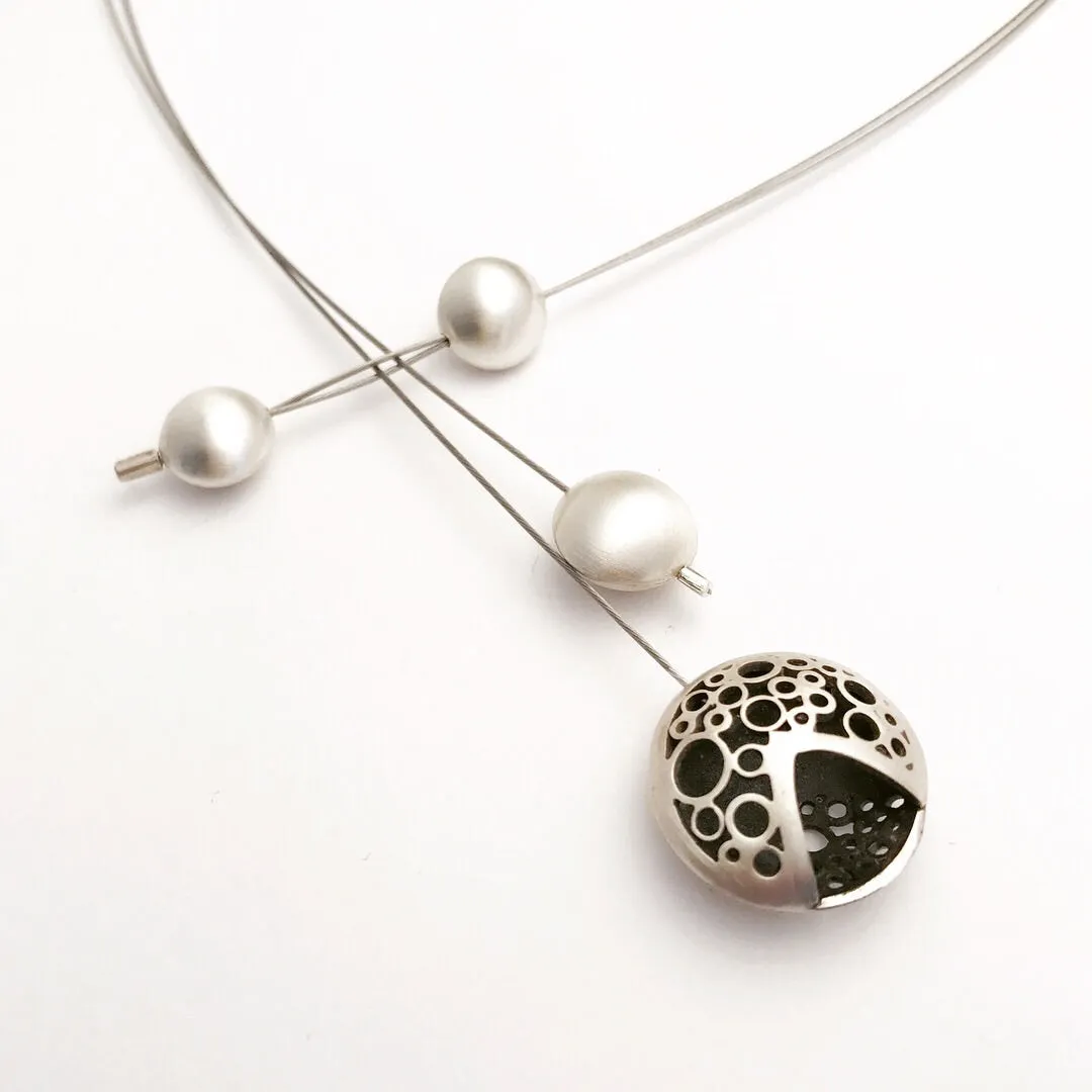 V moon split neckpiece