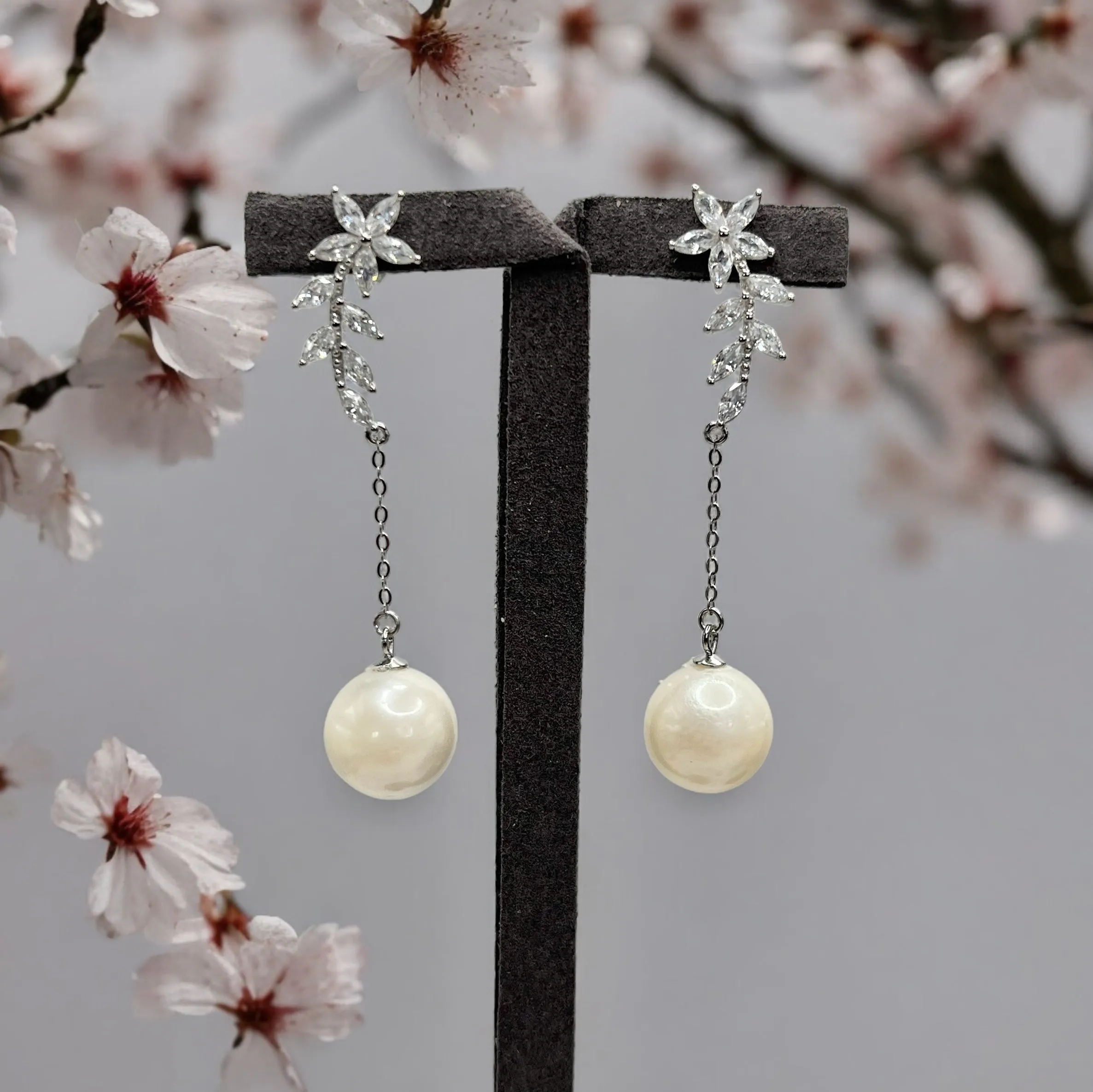 WHITE SOUTH SEA PEARL DANGLING EARRINGS